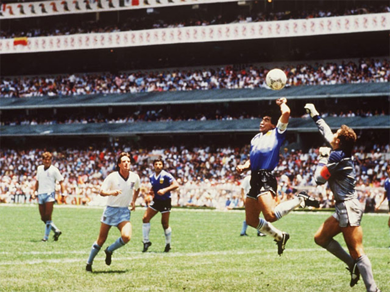 Với "bàn tay của chúa" Maradona đã đưa bóng vào lưới của thủ môn Peter Shilton