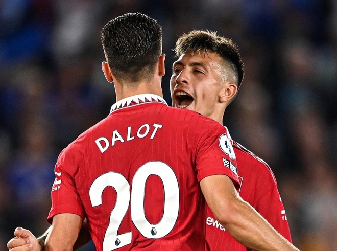 Dalot và Martinez quá tải